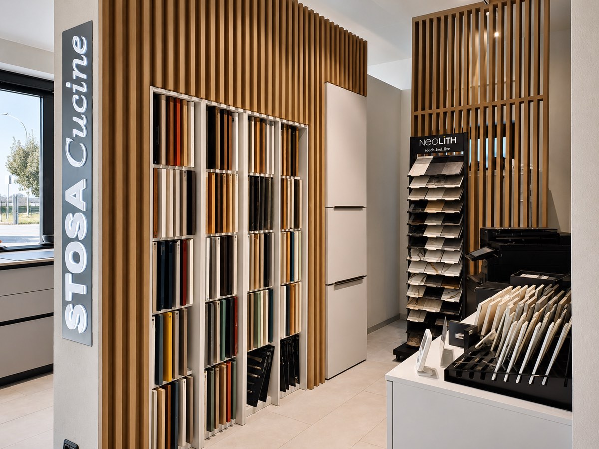 L'espositore delle finiture nello showroom: campioni di ante colorate, legni e piani di lavoro